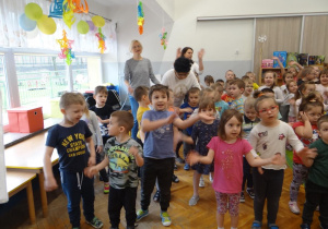 przedszkolaki tańczą z panią Ulą